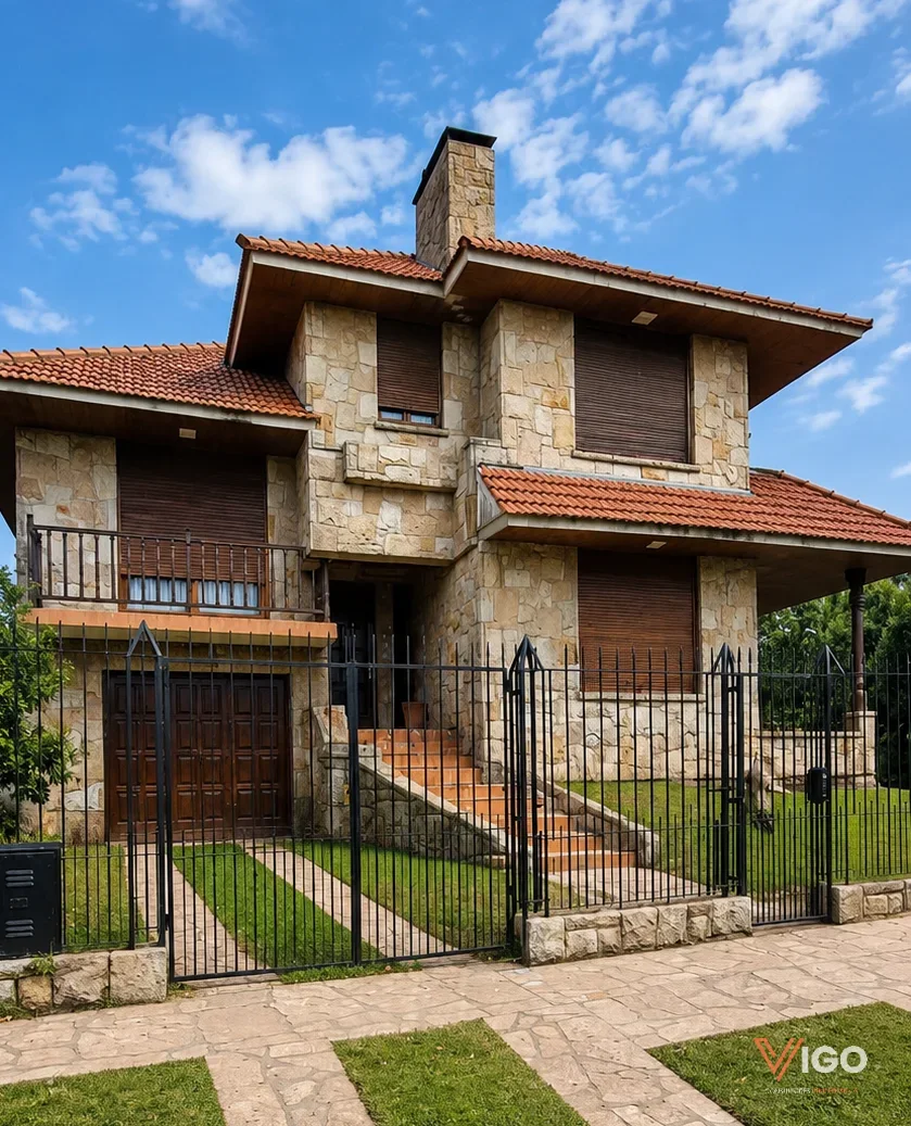 Chalet de 6 ambientes sobre 2 lotes en Av. Mario Bravo en Jardín de Peralta Ramos, Mar del Plata